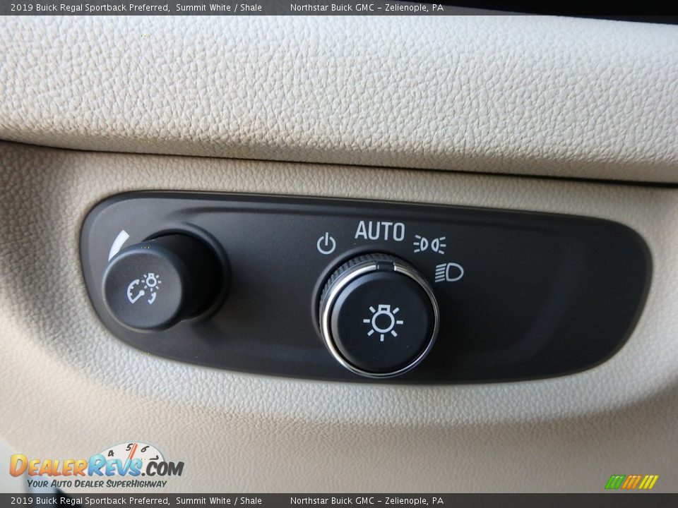 Controls of 2019 Buick Regal Sportback Preferred Photo #20