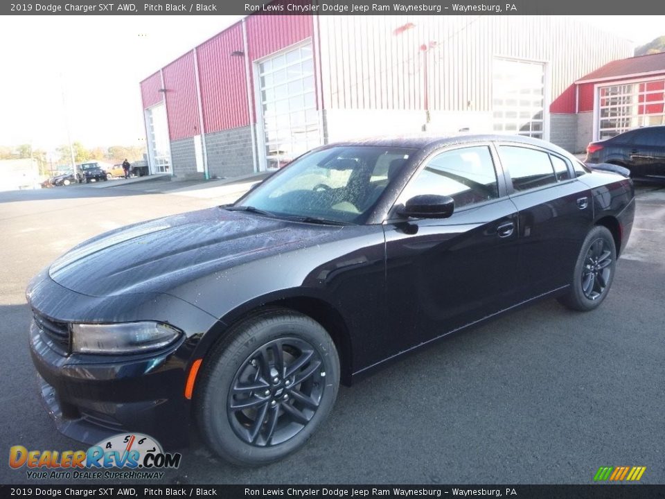 Front 3/4 View of 2019 Dodge Charger SXT AWD Photo #1