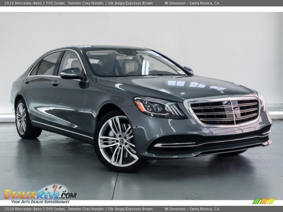 Front 3/4 View of 2019 Mercedes-Benz S 560 Sedan Photo #12