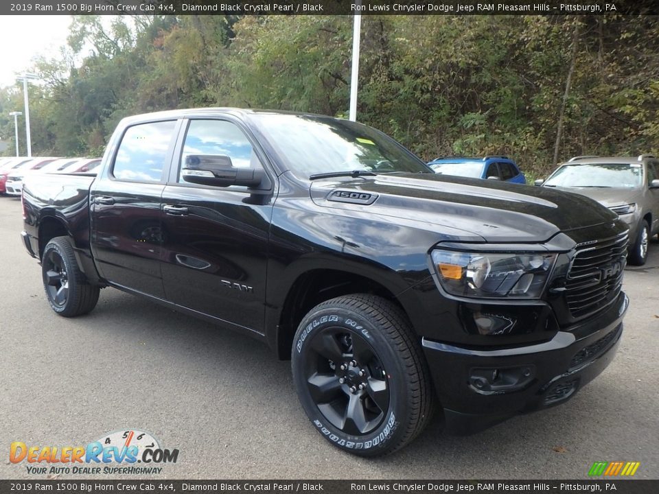 Front 3/4 View of 2019 Ram 1500 Big Horn Crew Cab 4x4 Photo #7