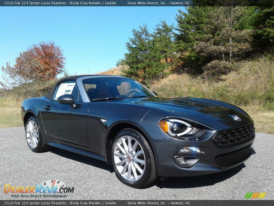 Front 3/4 View of 2019 Fiat 124 Spider Lusso Roadster Photo #5