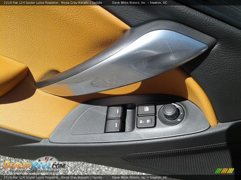 Controls of 2019 Fiat 124 Spider Lusso Roadster Photo #10