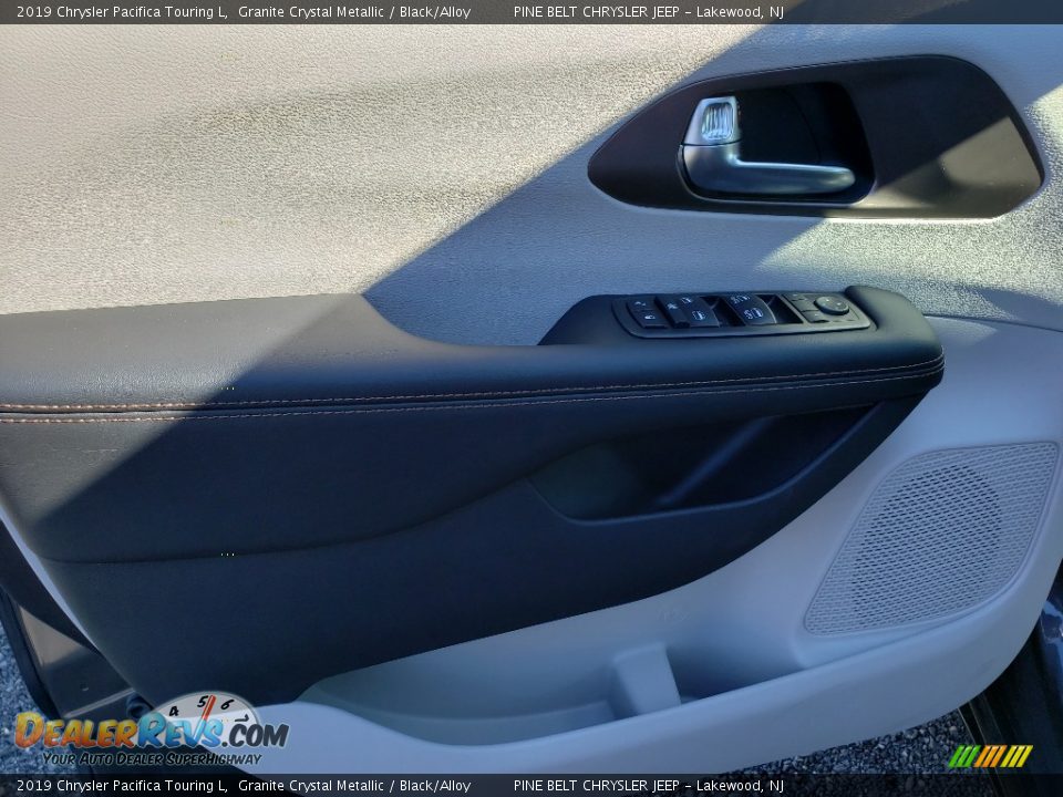 2019 Chrysler Pacifica Touring L Granite Crystal Metallic / Black/Alloy Photo #8