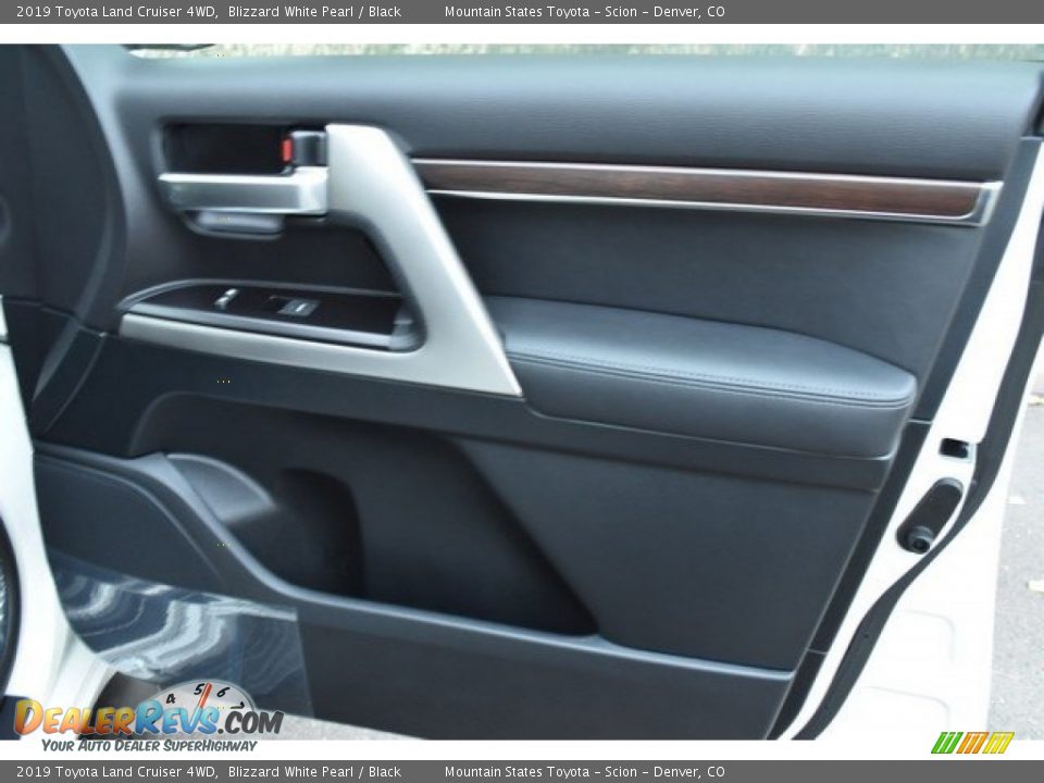 2019 Toyota Land Cruiser 4WD Blizzard White Pearl / Black Photo #27