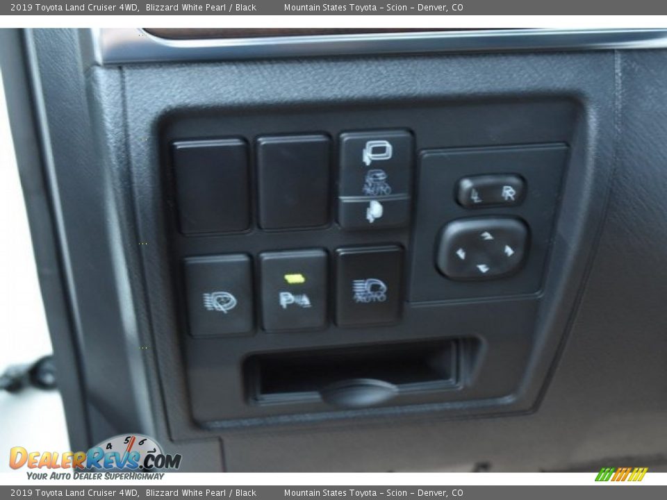 2019 Toyota Land Cruiser 4WD Blizzard White Pearl / Black Photo #31
