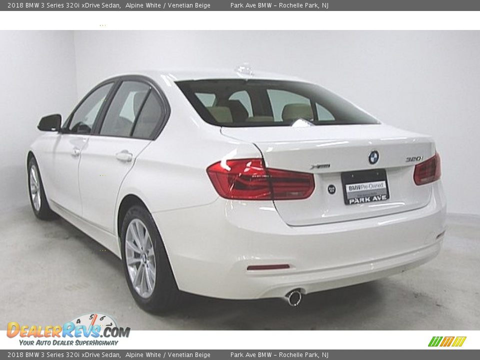 2018 BMW 3 Series 320i xDrive Sedan Alpine White / Venetian Beige Photo #2