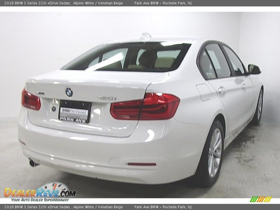 2018 BMW 3 Series 320i xDrive Sedan Alpine White / Venetian Beige Photo #4