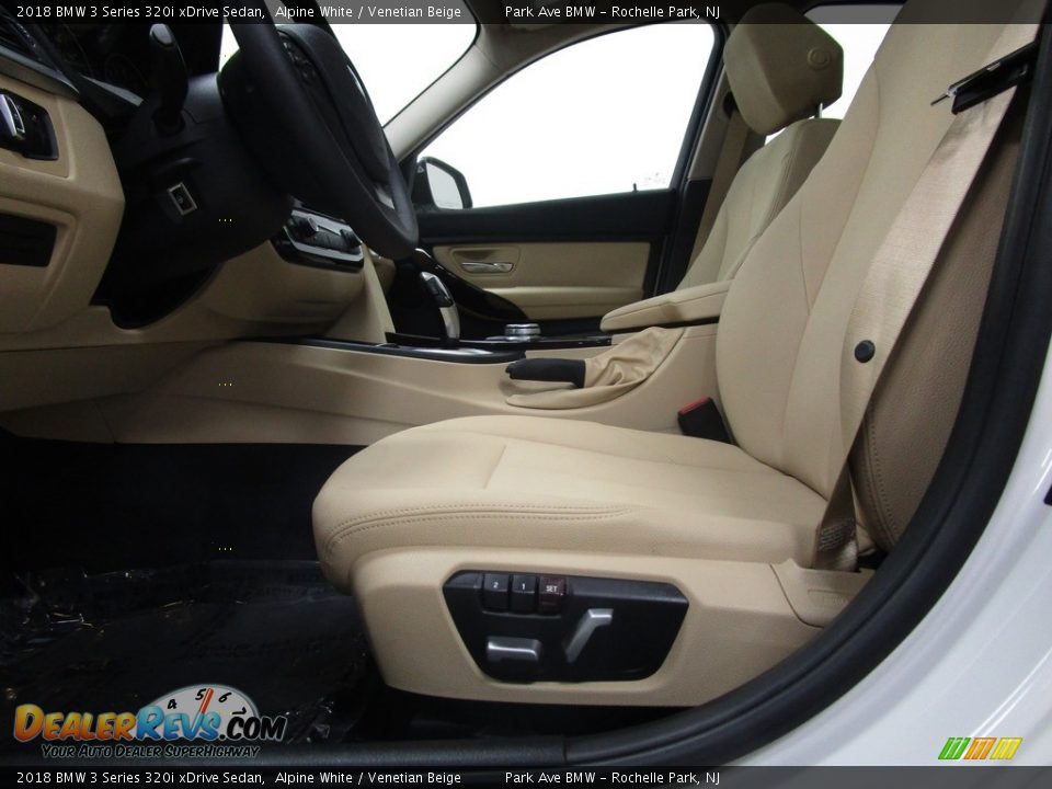 2018 BMW 3 Series 320i xDrive Sedan Alpine White / Venetian Beige Photo #9