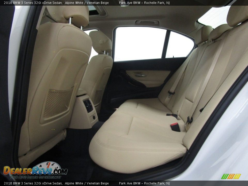 2018 BMW 3 Series 320i xDrive Sedan Alpine White / Venetian Beige Photo #12