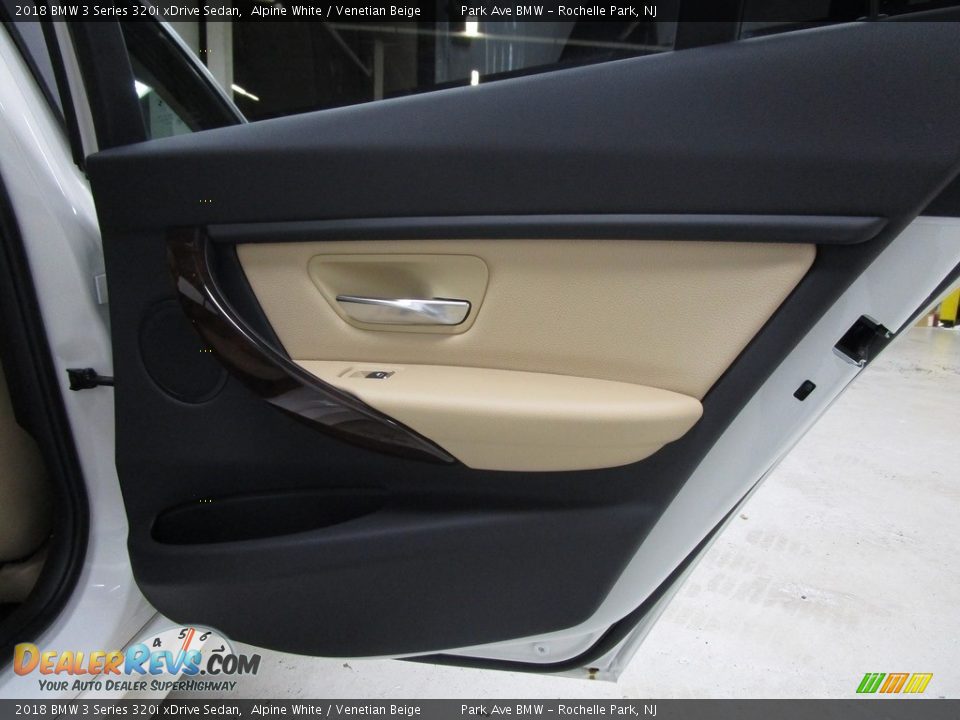 2018 BMW 3 Series 320i xDrive Sedan Alpine White / Venetian Beige Photo #16