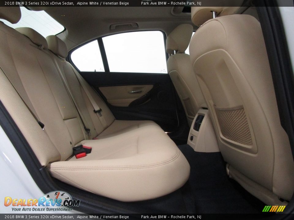 2018 BMW 3 Series 320i xDrive Sedan Alpine White / Venetian Beige Photo #18