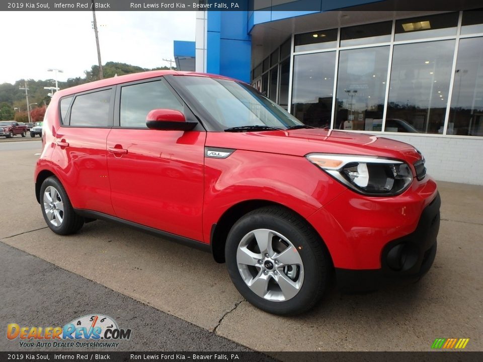 Front 3/4 View of 2019 Kia Soul  Photo #9