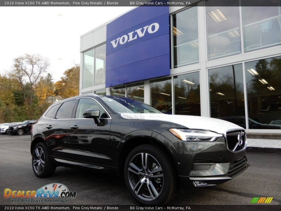 Front 3/4 View of 2019 Volvo XC60 T6 AWD Momentum Photo #1