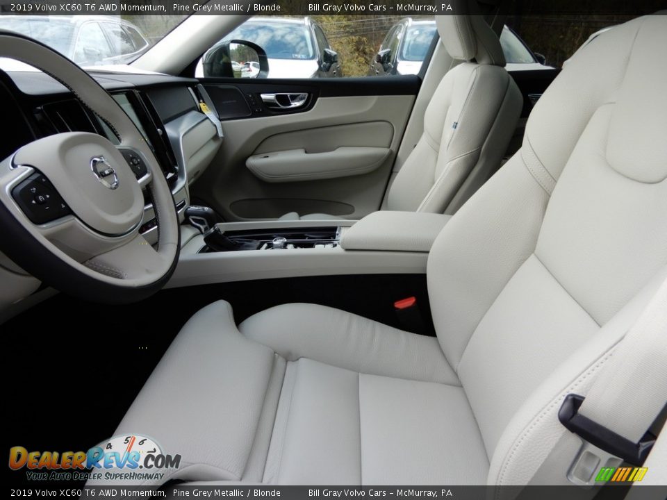 Front Seat of 2019 Volvo XC60 T6 AWD Momentum Photo #7