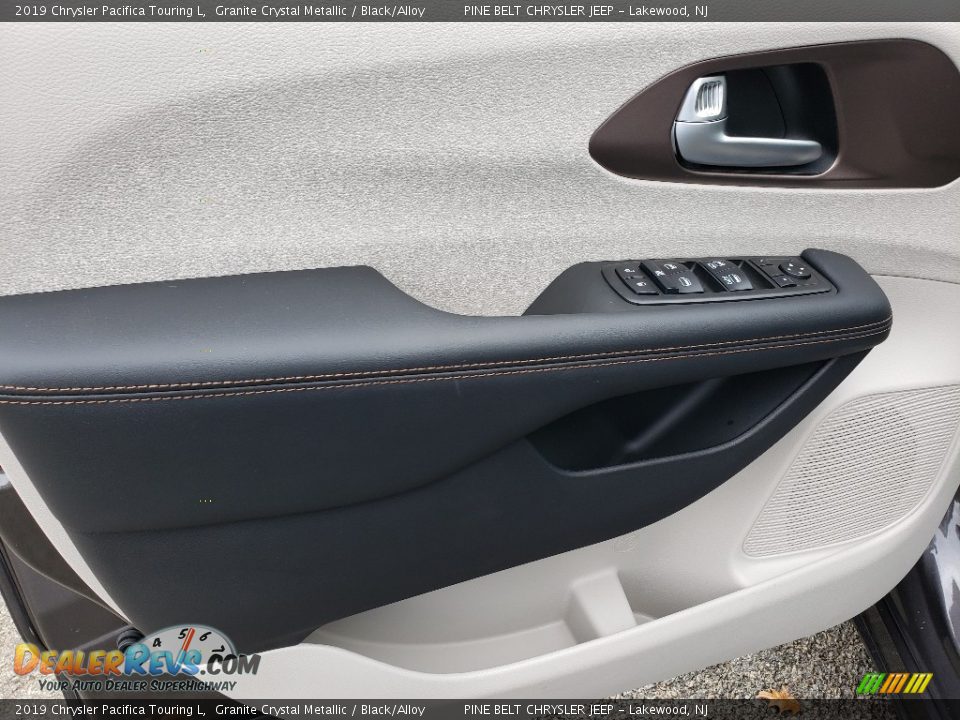 2019 Chrysler Pacifica Touring L Granite Crystal Metallic / Black/Alloy Photo #8