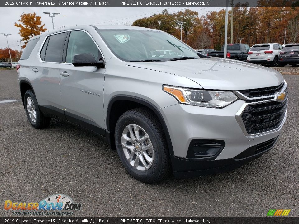 Front 3/4 View of 2019 Chevrolet Traverse LS Photo #1