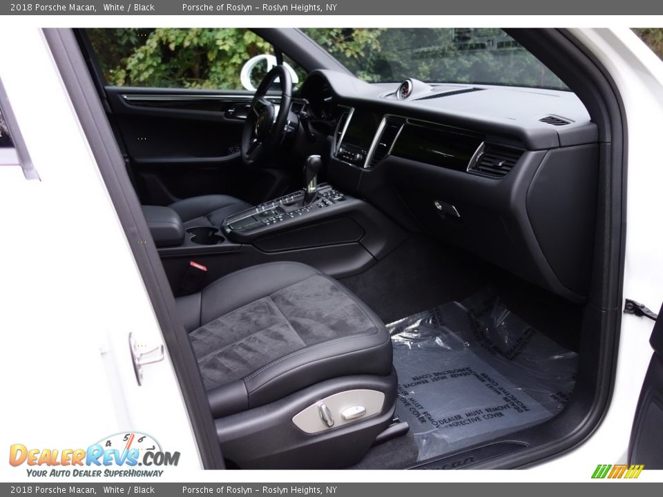 2018 Porsche Macan White / Black Photo #17