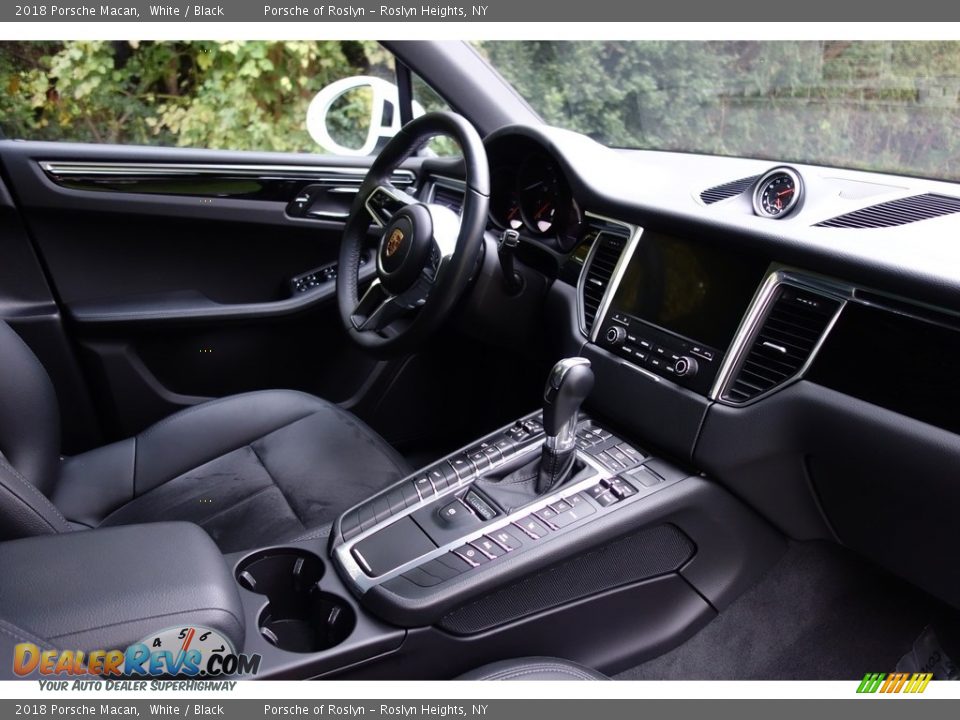 2018 Porsche Macan White / Black Photo #19
