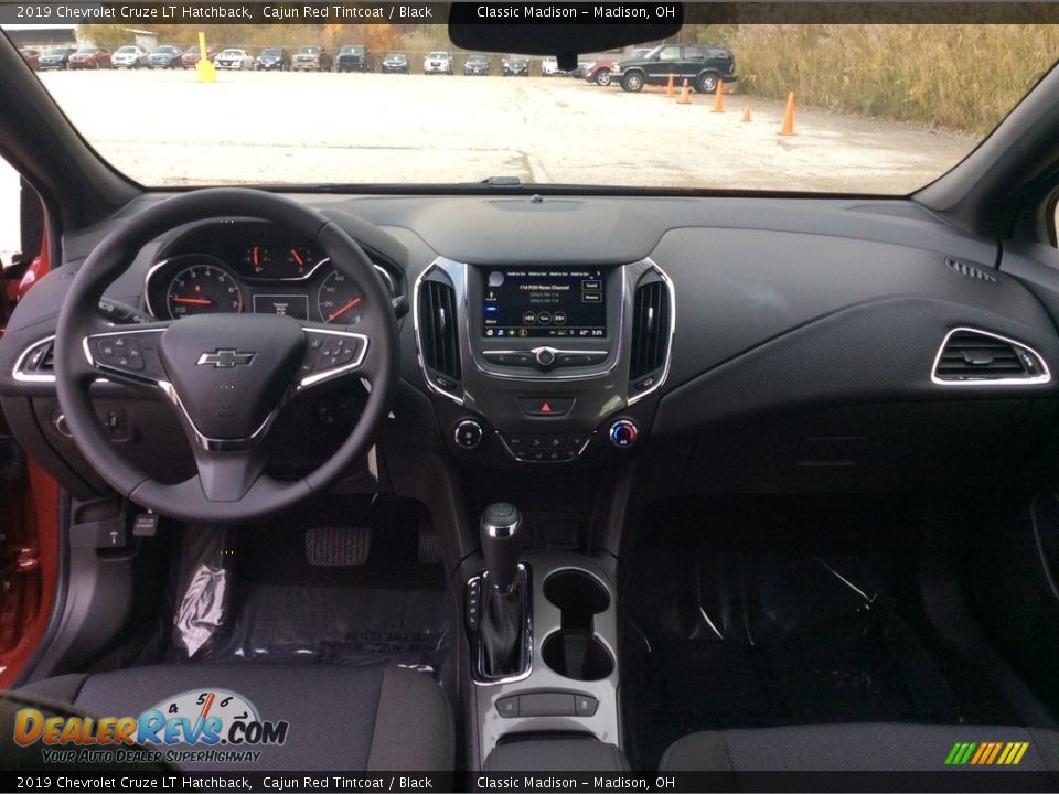 Dashboard of 2019 Chevrolet Cruze LT Hatchback Photo #11
