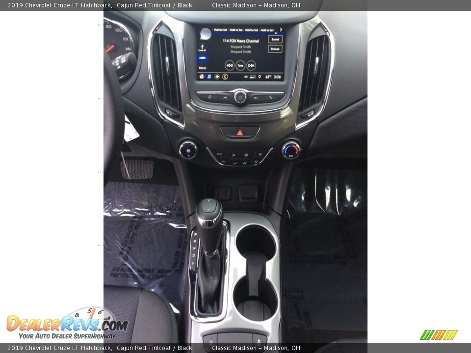 Controls of 2019 Chevrolet Cruze LT Hatchback Photo #13