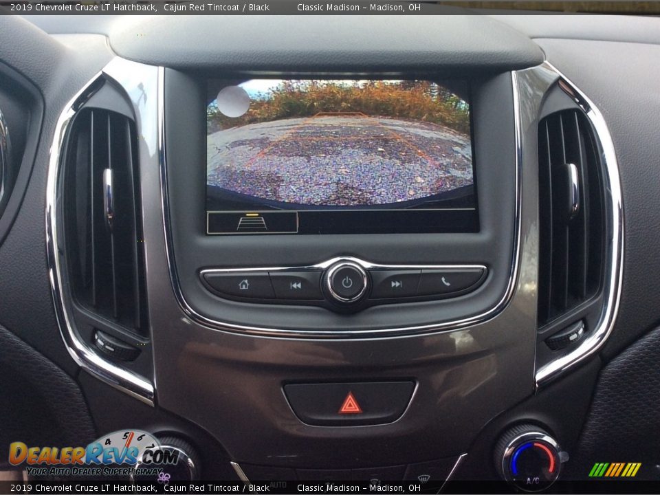 Controls of 2019 Chevrolet Cruze LT Hatchback Photo #20