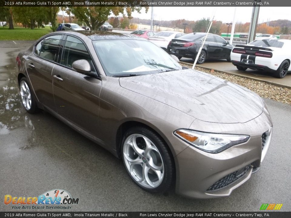 Front 3/4 View of 2019 Alfa Romeo Giulia Ti Sport AWD Photo #10