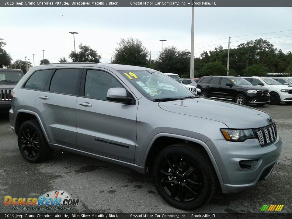 Front 3/4 View of 2019 Jeep Grand Cherokee Altitude Photo #7