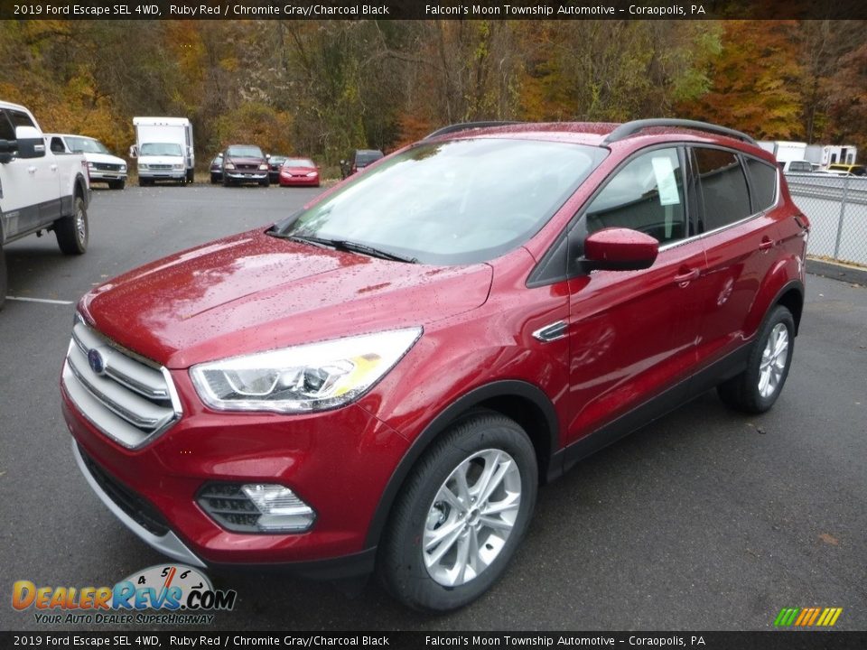 Front 3/4 View of 2019 Ford Escape SEL 4WD Photo #5