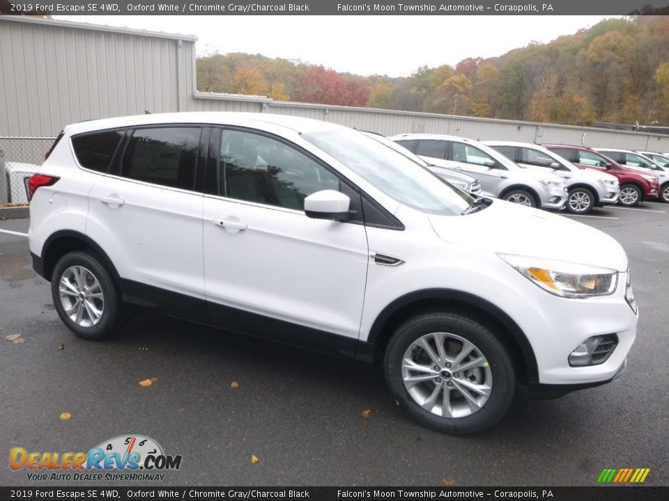 Front 3/4 View of 2019 Ford Escape SE 4WD Photo #3