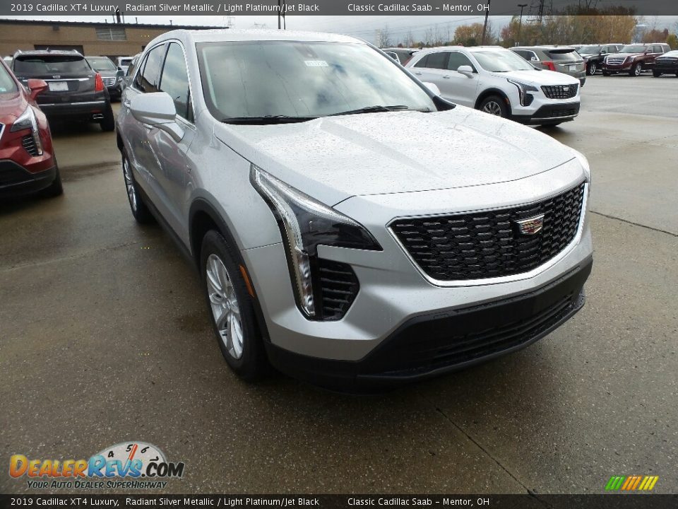 Front 3/4 View of 2019 Cadillac XT4 Luxury Photo #1