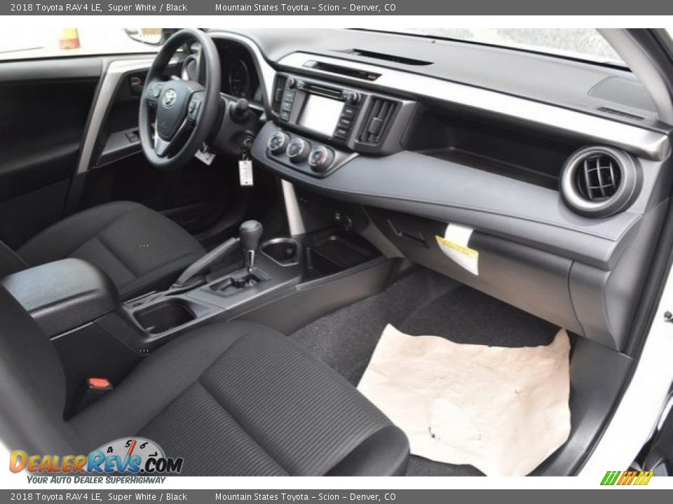 2018 Toyota RAV4 LE Super White / Black Photo #10