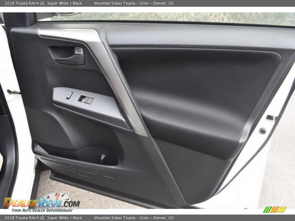 2018 Toyota RAV4 LE Super White / Black Photo #21