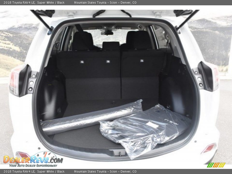 2018 Toyota RAV4 LE Super White / Black Photo #30