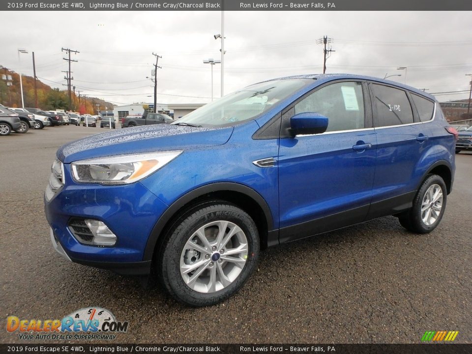 Front 3/4 View of 2019 Ford Escape SE 4WD Photo #8