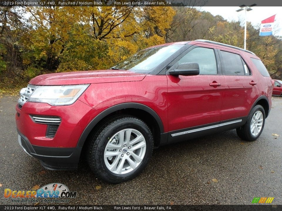 Front 3/4 View of 2019 Ford Explorer XLT 4WD Photo #7