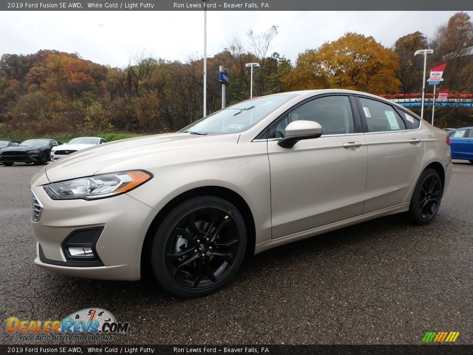 Front 3/4 View of 2019 Ford Fusion SE AWD Photo #6