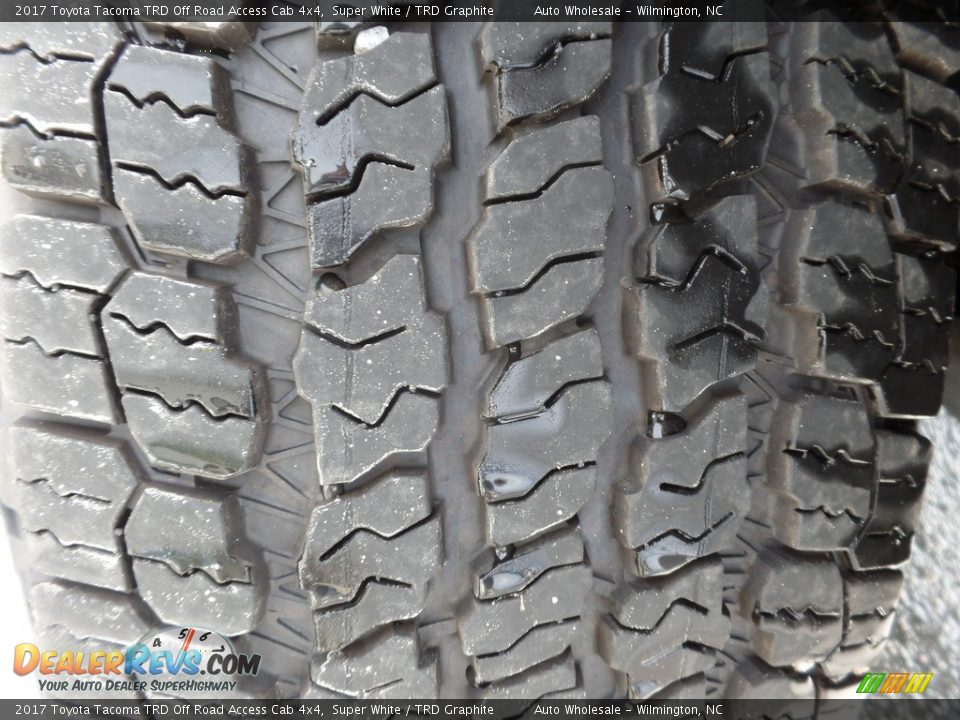 2017 Toyota Tacoma TRD Off Road Access Cab 4x4 Super White / TRD Graphite Photo #10