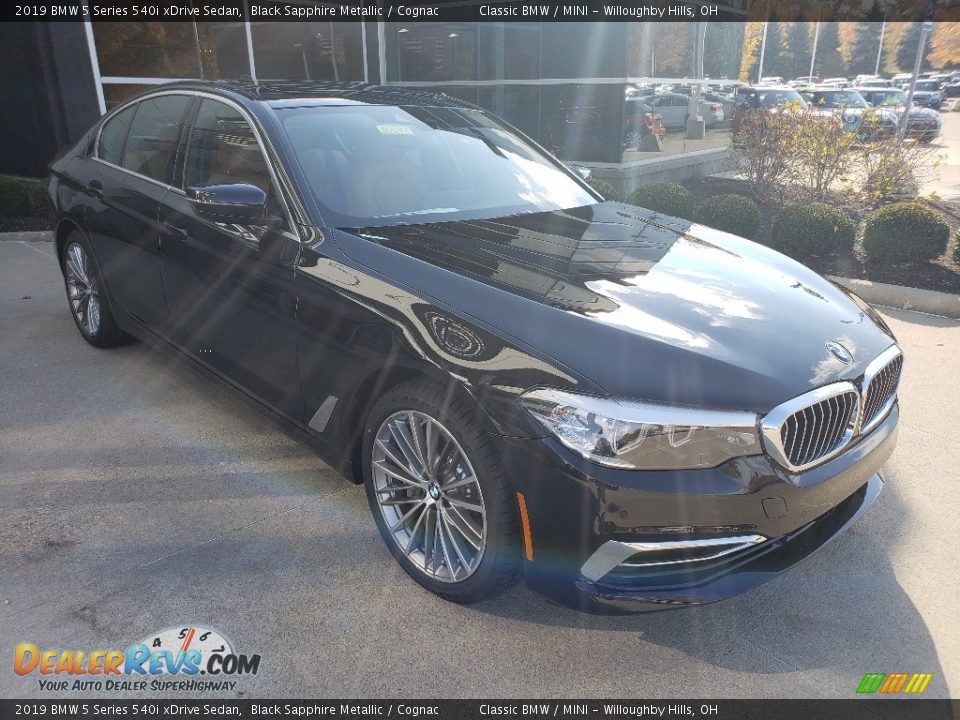 Front 3/4 View of 2019 BMW 5 Series 540i xDrive Sedan Photo #1