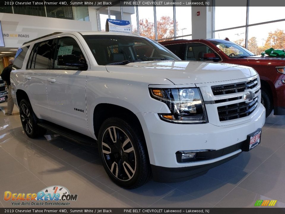 Front 3/4 View of 2019 Chevrolet Tahoe Premier 4WD Photo #1