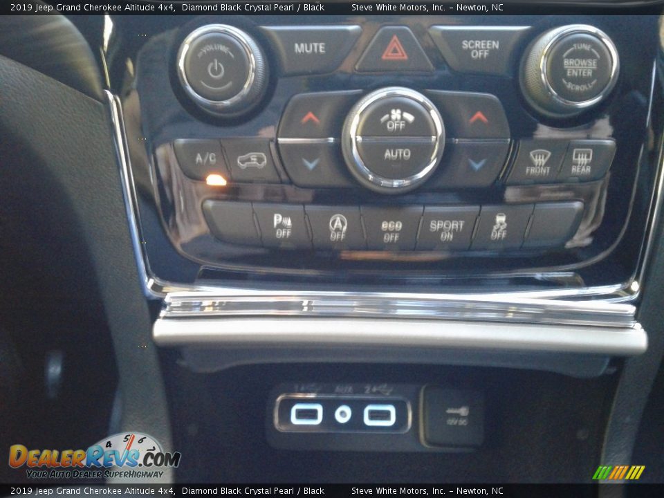 2019 Jeep Grand Cherokee Altitude 4x4 Diamond Black Crystal Pearl / Black Photo #30