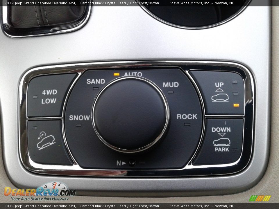 Controls of 2019 Jeep Grand Cherokee Overland 4x4 Photo #35