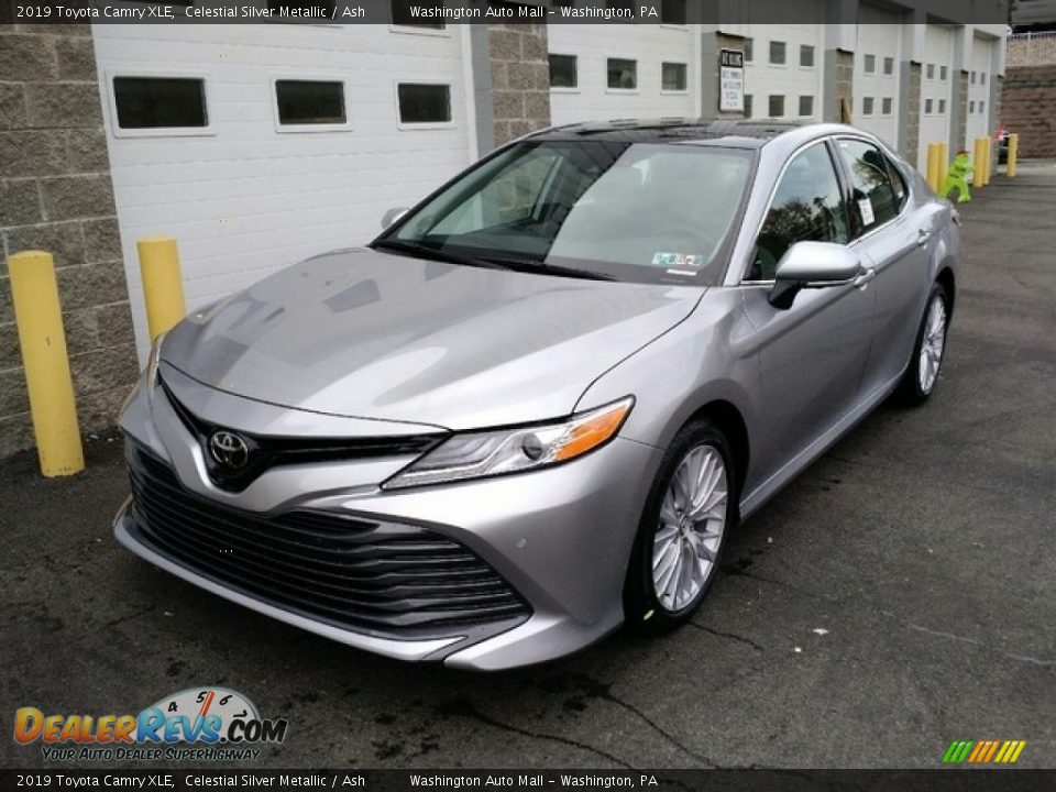 Front 3/4 View of 2019 Toyota Camry XLE Photo #3