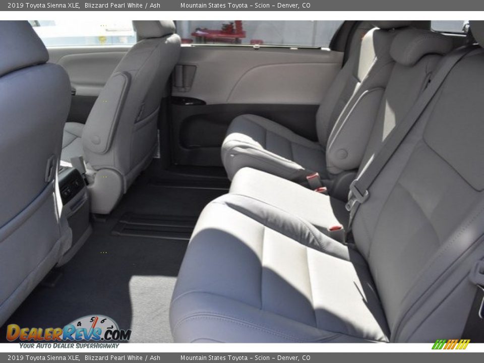 2019 Toyota Sienna XLE Blizzard Pearl White / Ash Photo #15