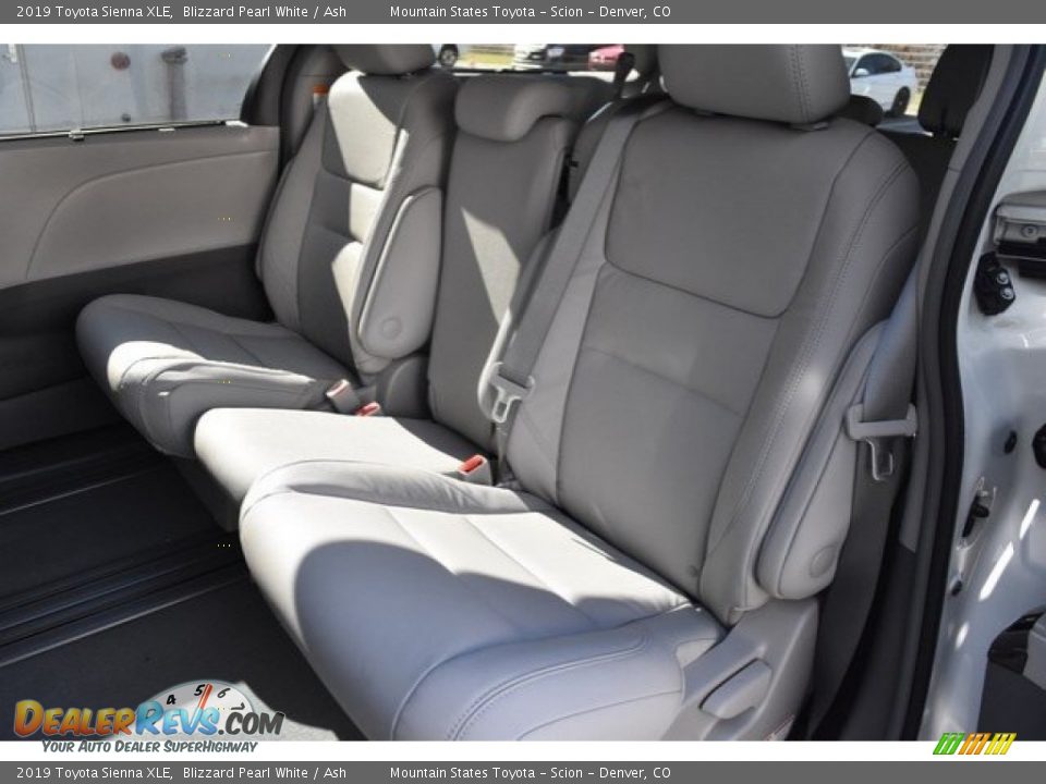 2019 Toyota Sienna XLE Blizzard Pearl White / Ash Photo #16