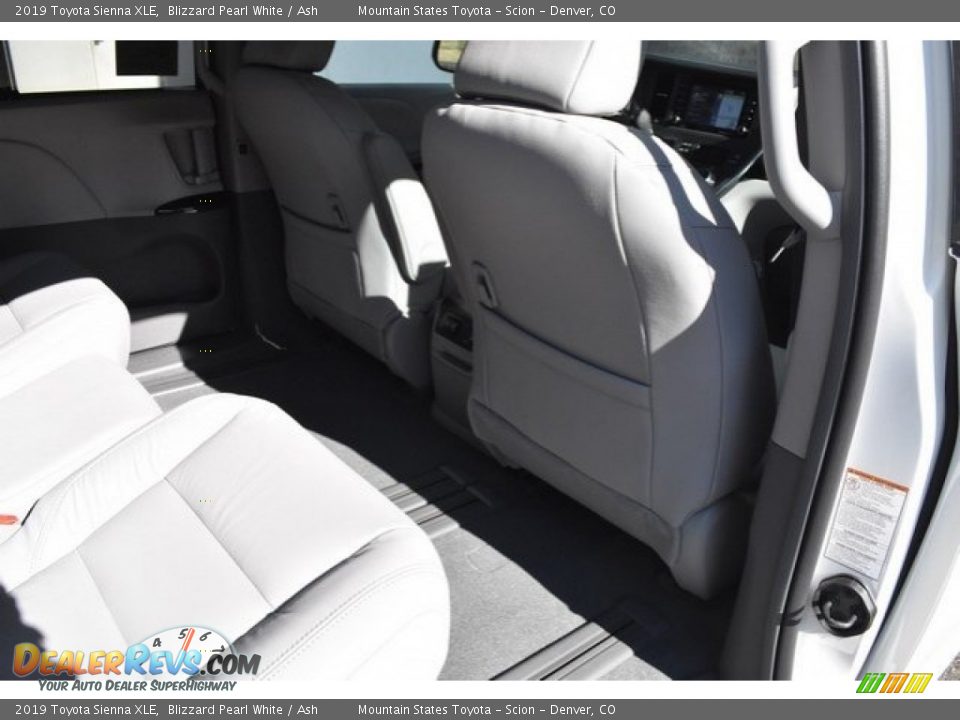 2019 Toyota Sienna XLE Blizzard Pearl White / Ash Photo #17