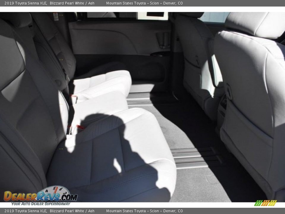 2019 Toyota Sienna XLE Blizzard Pearl White / Ash Photo #18