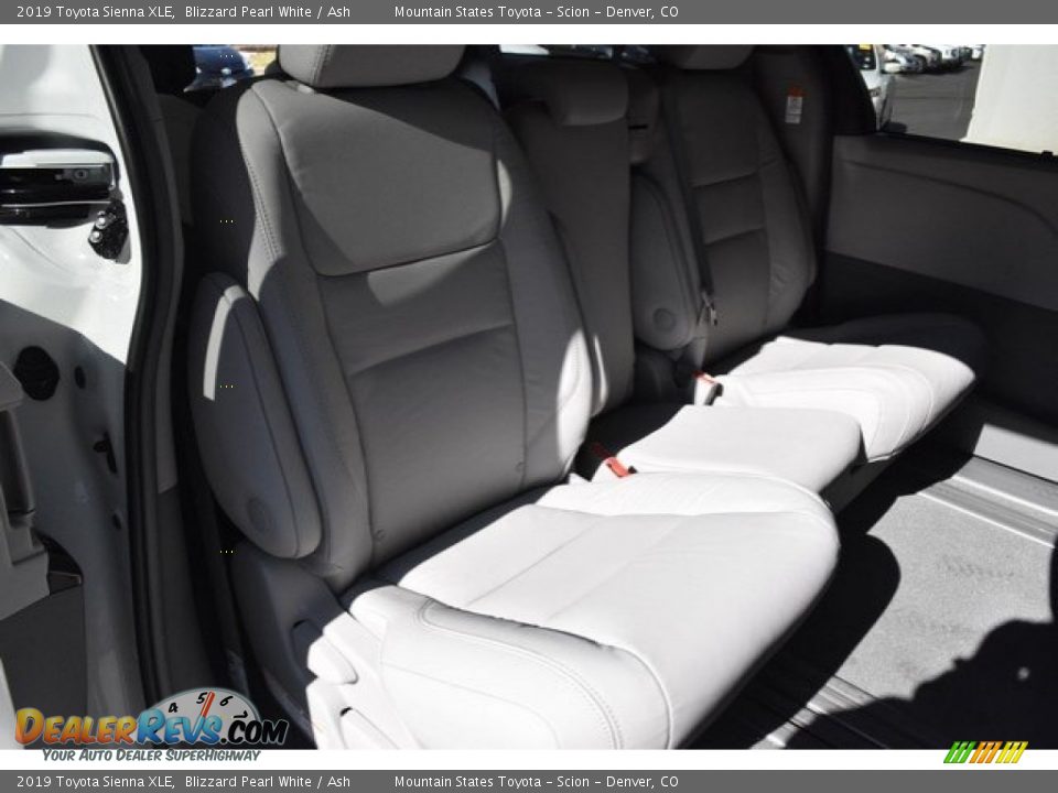 2019 Toyota Sienna XLE Blizzard Pearl White / Ash Photo #19