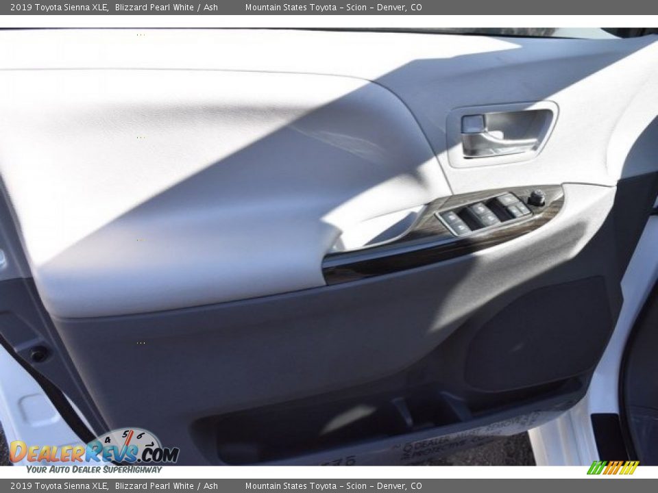2019 Toyota Sienna XLE Blizzard Pearl White / Ash Photo #22