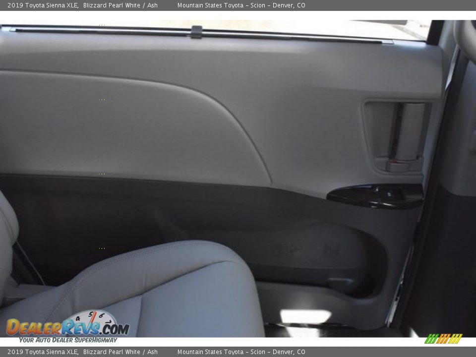 2019 Toyota Sienna XLE Blizzard Pearl White / Ash Photo #23