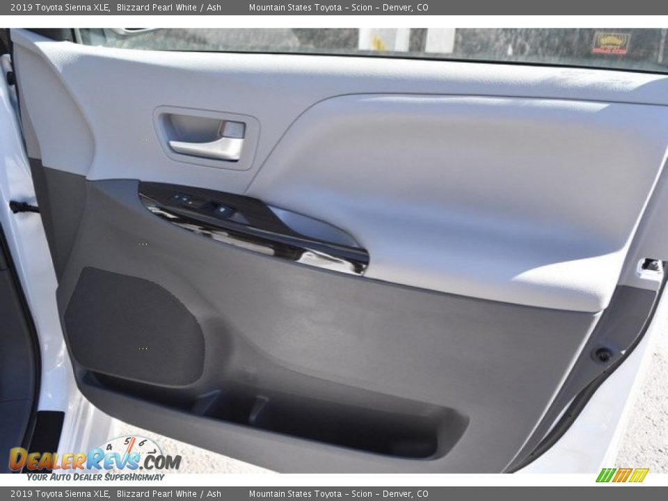 2019 Toyota Sienna XLE Blizzard Pearl White / Ash Photo #24